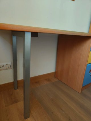 Scrivania con cassetti