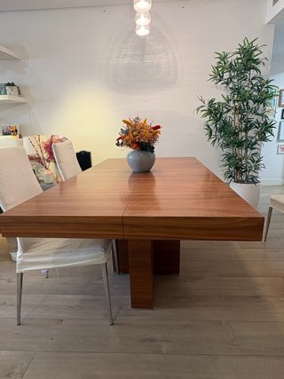 Mesa de comedor de madera