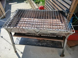 Barbacoa de metal con estante