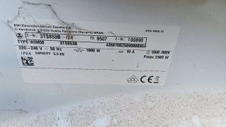 Puerta de lavadora blanca con cristal