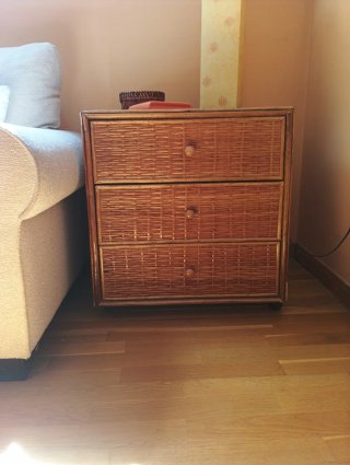 Cajonera de mimbre con ruedas