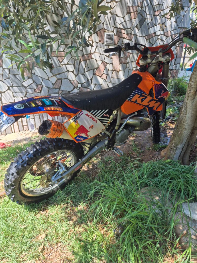 Moto Enduro KTM Naranja y Azul