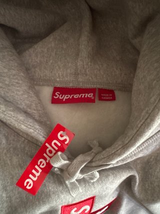 Sudadera Supreme Gris con Logo Cruzado
