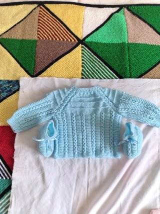 Conjunto bebé: jersey y patucos celeste.