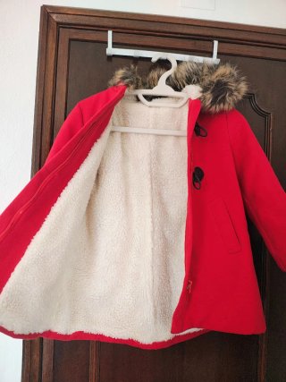 Casaco vermelho forrado com capuz