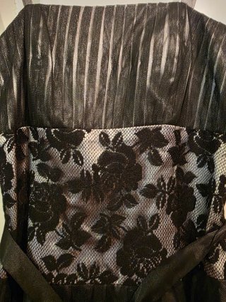 Vestido de fiesta negro y plateado