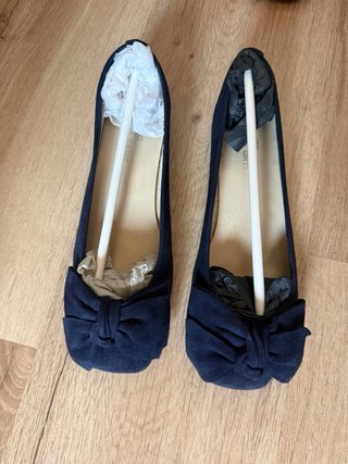 Bailarinas ante rojo lazo
