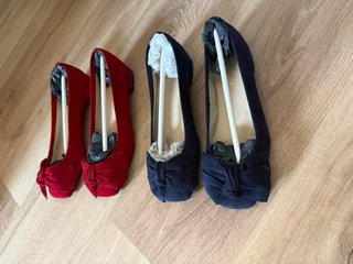 Bailarinas ante rojo lazo