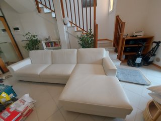 Divano angolare in pelle bianca con chaise longue