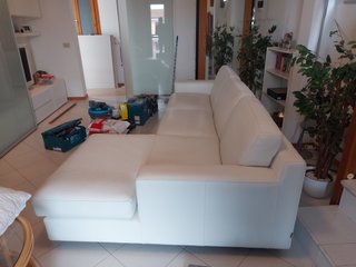 Divano angolare in pelle bianca con chaise longue