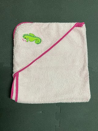Lote 4 piezas ropa baño niña: 3 toallas 1 albornz