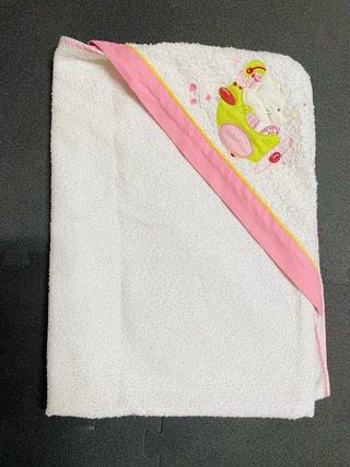 Lote 4 piezas ropa baño niña: 3 toallas 1 albornz