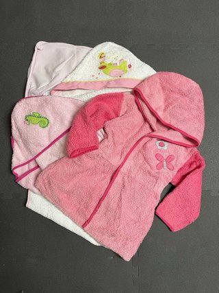 Lote 4 piezas ropa baño niña: 3 toallas 1 albornz
