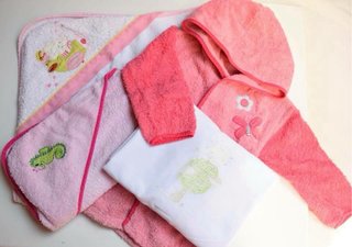 Lote 4 piezas ropa baño niña: 3 toallas 1 albornz