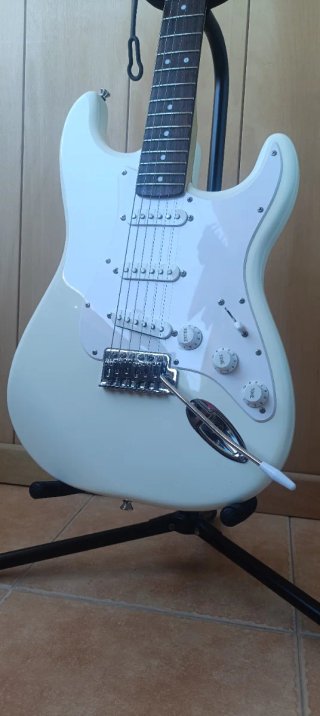 Squier by Fender Arctic white