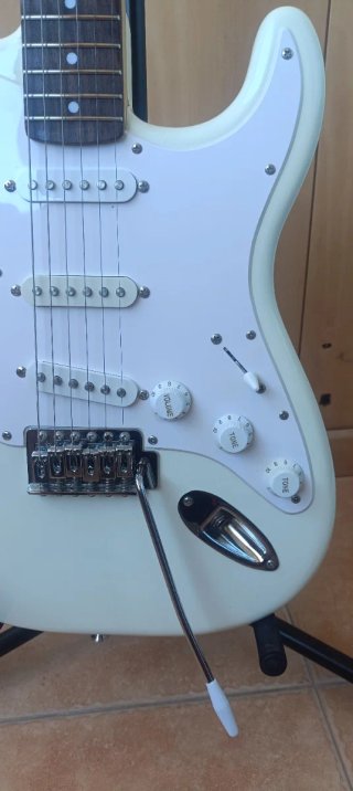 Squier by Fender Arctic white