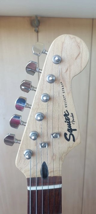 Squier by Fender Arctic white