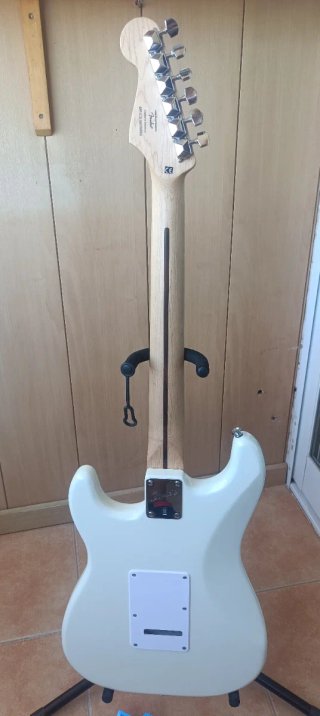 Squier by Fender Arctic white