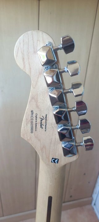 Squier by Fender Arctic white