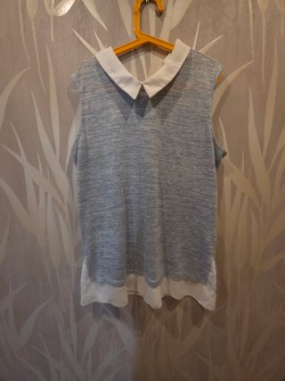 Blusa gris con cuello blanco