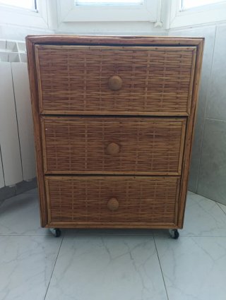 Cajonera de mimbre con ruedas