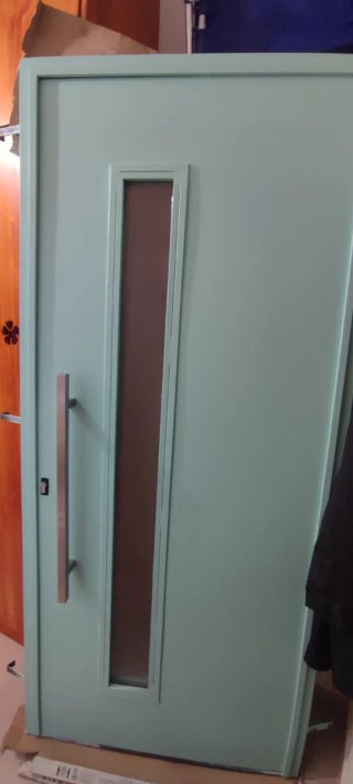 Puerta de hierro con ventana