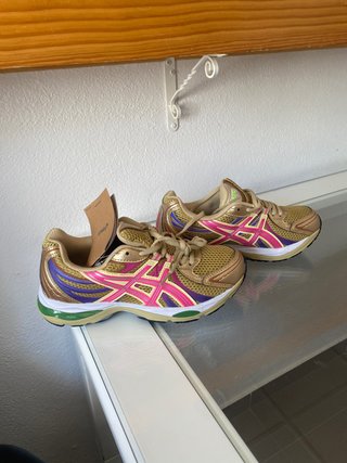 Zapatillas Doradas y Rosas