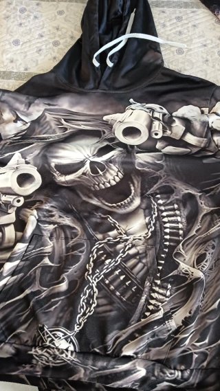 Sudadera con estampado de calavera y pistolas