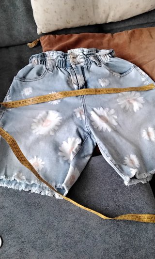Bermudas vaqueras estampadas de margaritas