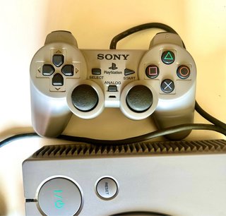 Sony PlayStation PS1 SCPH-7502 + 2 Mandos