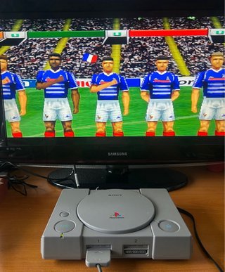 Sony PlayStation PS1 SCPH-7502 + 2 Mandos