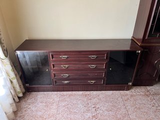 Mueble bajo de madera y cristal