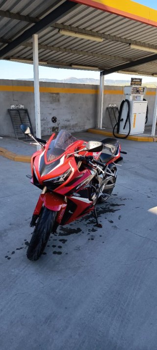 Honda CBR 650 R Roja y Negra