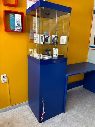 Mesa escritorio y vitrina cristal azul.