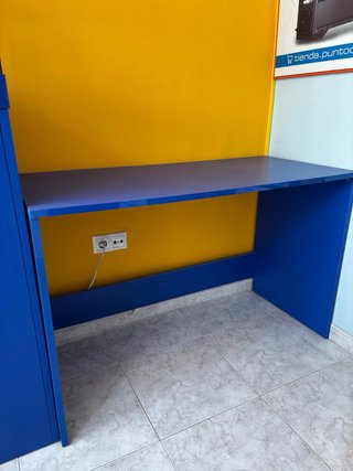 Mesa escritorio y vitrina cristal azul.