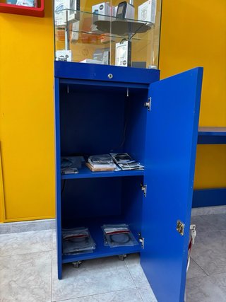 Mesa escritorio y vitrina cristal azul.