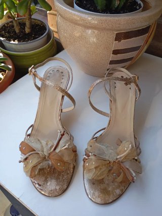 Sandalias doradas con adornos florales piel