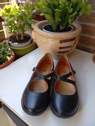 Sandalias doradas con adornos florales piel