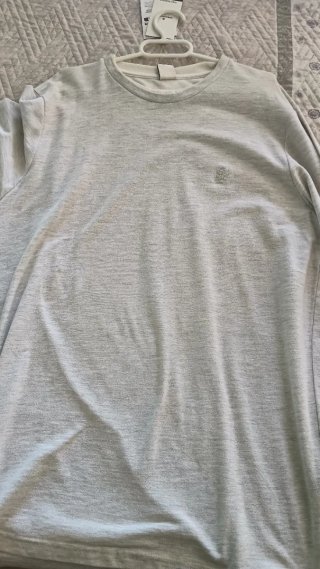 Jersey gris con logo pequeño