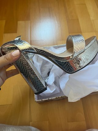 Tacones plateados con plataforma