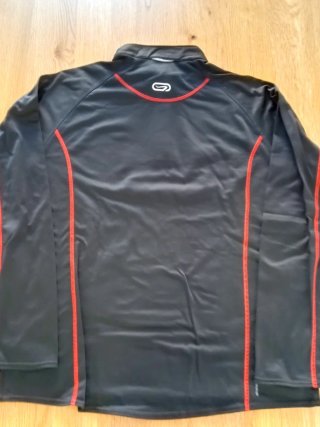 Camiseta-sudadera técnica running Kalenji negra y