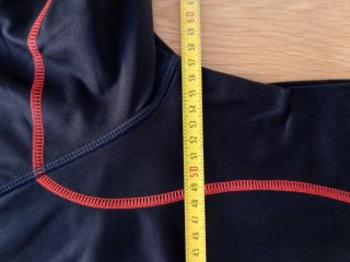 Camiseta-sudadera técnica running Kalenji negra y