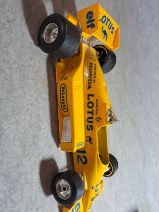 Coche F1 Lotus 99T Bburago 1:24 Senna