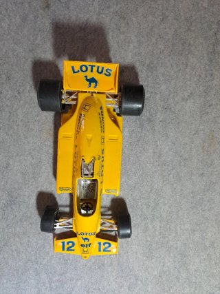 Coche F1 Lotus 99T Bburago 1:24 Senna