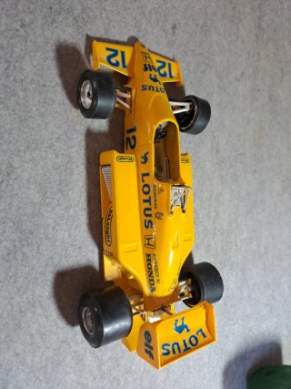 Coche F1 Lotus 99T Bburago 1:24 Senna