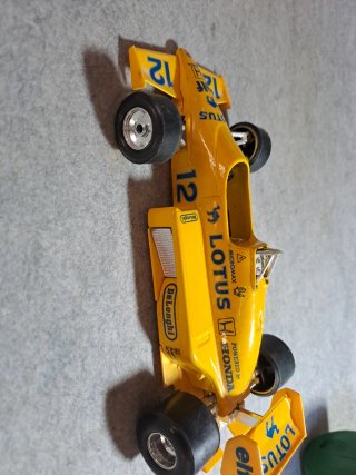 Coche F1 Lotus 99T Bburago 1:24 Senna