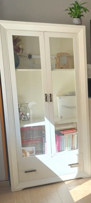 Vitrina de cristal y madera blanca