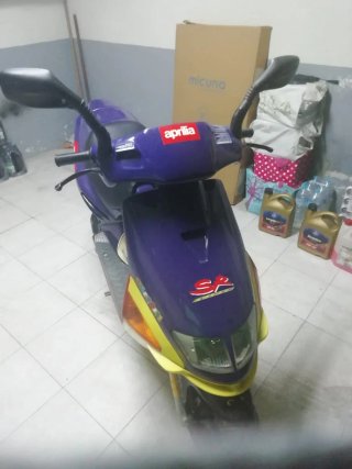 Moto Scooter Aprilia Morado/Amarillo