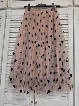 Falda tul rosa con corazones negros