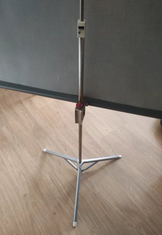 Pantalla de proyección portátil de 72" con trípode